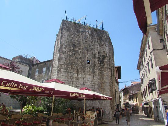 Fünfeckiger Turm
